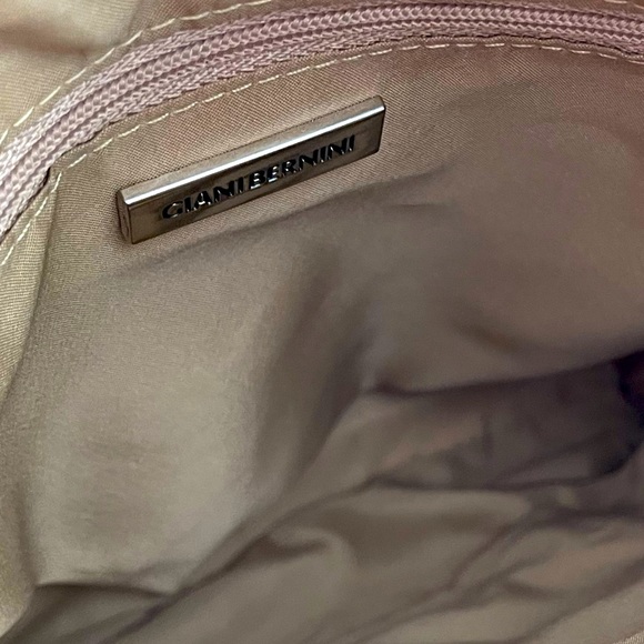 ✨HP✨ NWOT “GIANI BERNINI” TAN/BEIGE CROSSBODY PURSE WITH ADJUSTABLE STRAP - Picture 2 of 9